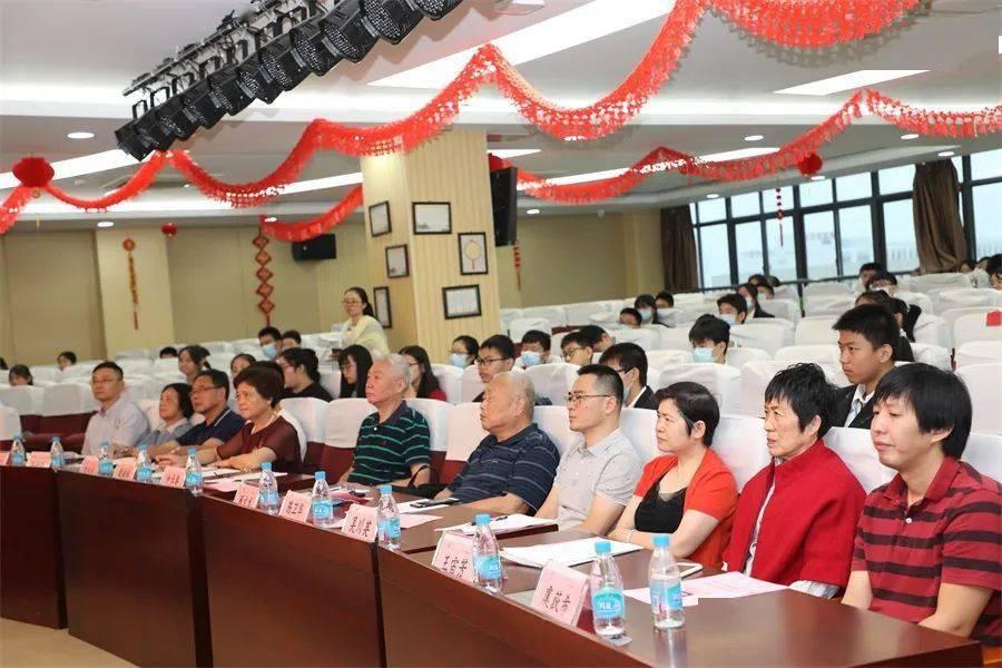 解答百科-如何看待高傲自大见谁怼谁的同事?,专业有问必答平台